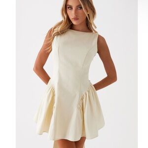 Elegant Cream Sleeveless Dress with bow backless